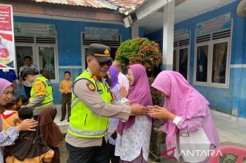 Polres OKU bagikan makanan bergizi ke siswa