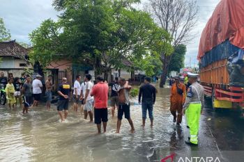 Polisi atur lalu lintas ruas Jalan Denpasar-Gilimanuk yang terendam banjir