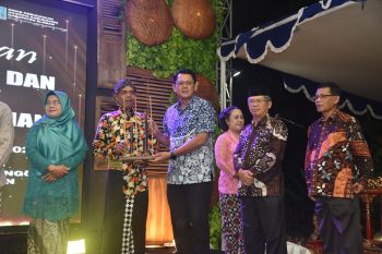 Sleman menyerahkan hibah gamelan dan alat musik kepada kelompok kesenian