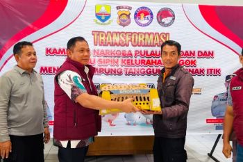 Polda Jambi salurkan bantuan benih bebek ke warga Pulau Pandan dan Danau Sipin