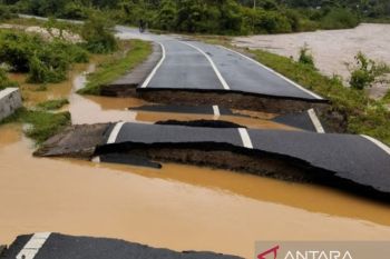 Jalan provinsi di Pesisir Selatan putus akibat banjir