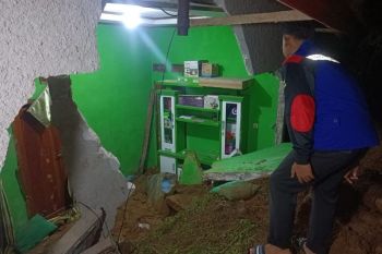 Santriwati meninggal akibat longsor Lebak