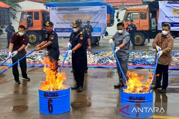 Bea cukai Sulbangsel memusnahkan barang ilegal senilai Rp10,79 miliar