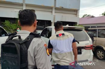KPK masih beraksi di Kota Bengkulu, kini geledah kontraktor di Tanah Patah