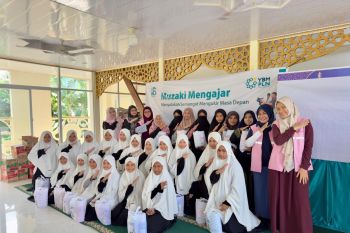 Srikandi PLN Sulselrabar mengedukasi santri terkait sistem kelistrikan