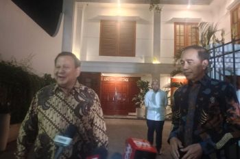 Jokowi memenuhi undangan makan malam di kediaman Presiden Prabowo