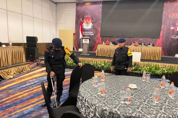Brimob sterilisasi lokasi pleno perhitungan suara KPU Sultra