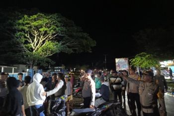Dua polisi  terluka saat amankan kantor KPU SBT yang dirusak warga