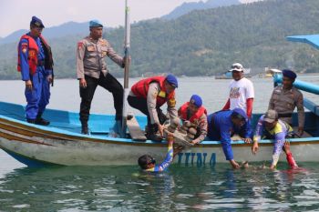 Polres Trenggalek transplantasi terumbu karang guna peringati HUT Polairud