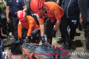 SAR gabungan evakuasi satu penambang terjebak lubang tambang