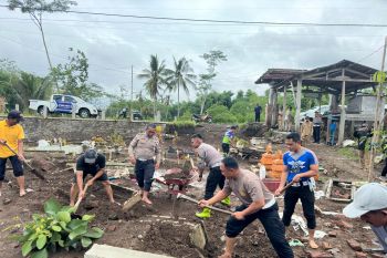 Satlantas Polres Blitar bantu perbaiki makam rusak akibat banjir