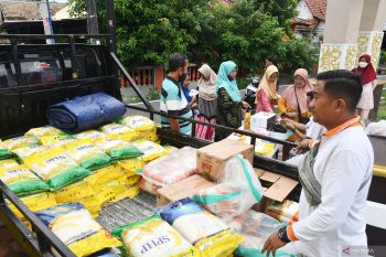 Bazar operasi pasar kebutuhan pangan di Madiun