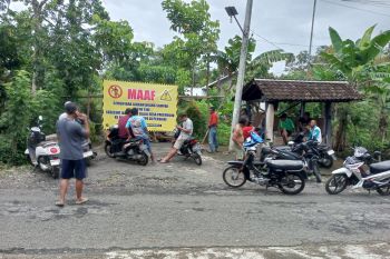 Warga Desa Pagerwojo Blitar keluhkan jalan rusak