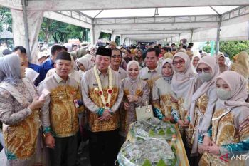 Pelaksana Tugas Gubernur Kalsel bagikan kue ke warga