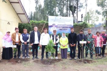 Pemkab Pasuruan tanam ratusan bibit pohon untuk hijaukan kembali lahan kritis