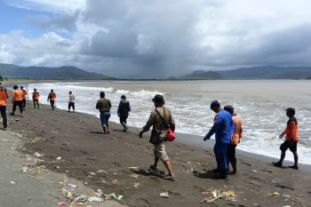 Tim SAR Jember cari nelayan hilang setelah perahunya diterjang ombak