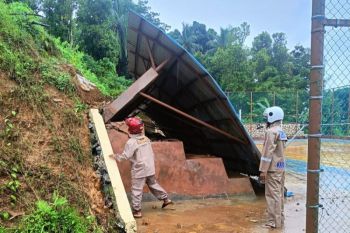 BPBD Natuna imbau masyarakat Kecamatan Pulau Tiga Barat jauhi area longsor