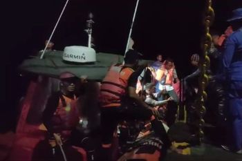 Tim SAR evakuasi penumpang kapal kandas di Gili Kapal Lombok Timur