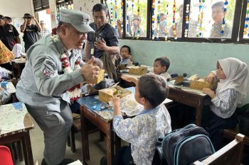 Bakamla kolaborasi gelar Makan Bergizi Gratis di SDN Batam