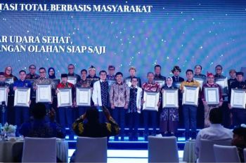 Pemkab Pringsewu terima penghargaan STBM Kategori Madya