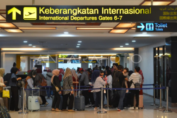 Jumlah penumpang angkutan udara turun di Bandara Minangkabau