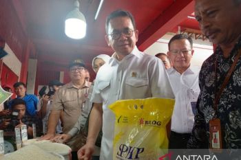 Mendag inspeksi pasar tradisional Bersehati Manado menjelang Natal