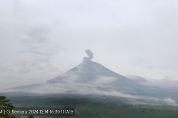 Gunung Semeru di Jawa Timur kembali erupsi dengan letusan setinggi 900 meter