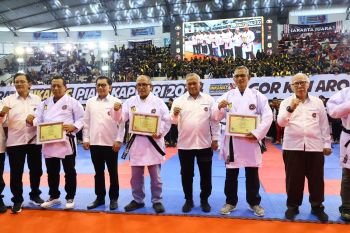 Kapolda Kaltara Terima Sabuk Hitam Kehormatan INKANAS dalam Kejurnas Karate Piala Kapolri 2024
