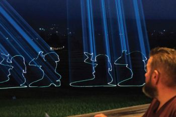 JATILUWIH TAMPILKAN PERTUNJUKAN LASER DONGKRAK KUNJUNGAN WISATAWAN