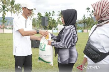 Yulian Efi salurkan bantuan pangan 4.687 KPM saat CFD