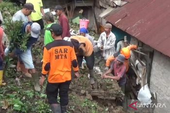 Tanah longsor rusak rumah warga di Sine Ngawi