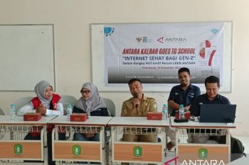 Kantor Berita ANTARA edukasi pelajar SMAN 10 Pontianak tentang internet sehat