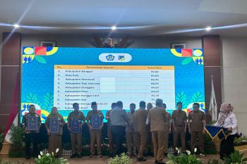 Gubernur Sulteng serahkan penghargaan Peduli HAM ke 10 kabupaten/kota