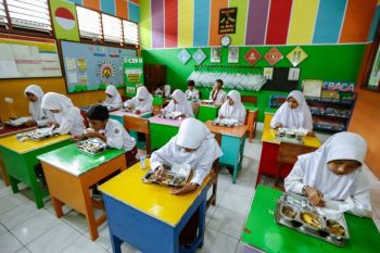 Kunjungi uji coba Makan Bergizi Gratis di Kulon Progo, Menko Pangan apresiasi kesiapan Grab-OVO