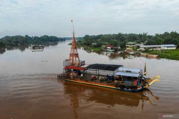 Perahu penyeberangan antar kabupaten di Sungai Brantas Nganjuk