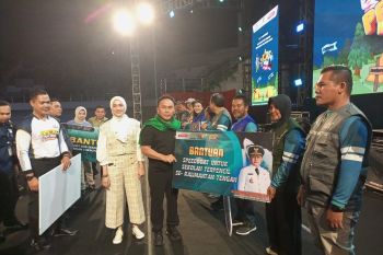 Pastikan akses pendidikan nyaman, Gubernur Kalteng berikan bantuan speedboat