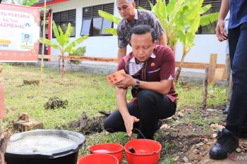 Disdik Palembang bantu 140 sak semen bangun mushala SD N 236