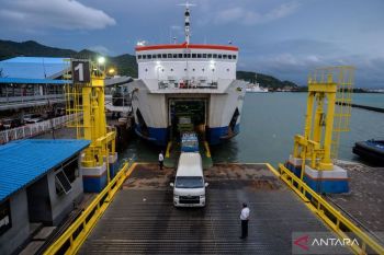 Kendaraan menyeberang dari Pelabuhan Merak H-3 Natal turun 25 persen