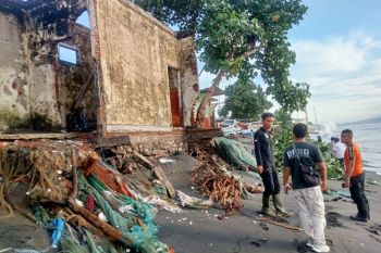 Warga terdampak banjir rob di Mataram dapat bantuan