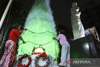 Pohon Natal dari limbah botol plastik