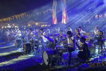 Puluhan anak muda dan musisi Bali berkolaborasi drum kolosal di Pembukaan Denfest