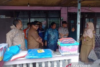 BPBD Padang serahkan bantuan untuk korban terdampak angin kencang