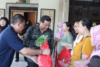 Sekda Alit Wiradana serahkan 50 paket bantuan Stunting kepada warga