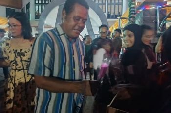 HMI Kota Jayapura bagi bunga untuk umat Kristiani GKI Pniel Kotaraja