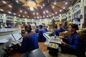 Misa malam Natal bernuansa musik tradisional di Lampung