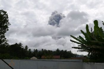 Gunung Ibu kembali melontarkan abu vulkanik setinggi 2.000 meter
