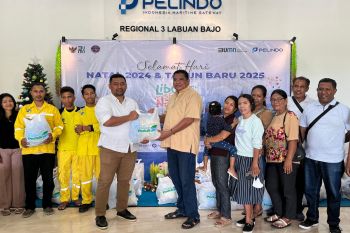 Pelindo bagi sembako bagi warga Labuan Bajo