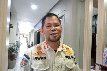 Satpol PP awasi penjualan kembang api di Mataram jelang Tahun Baru 2025