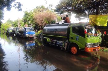 Banjir Surabaya disedot dengan truk tangki, efektifkah?