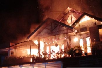 Damkar Pesisir Selatan Kerahkan 3 Mobil Padamkan 1 Rumah dan 8 Ruko Terbakar